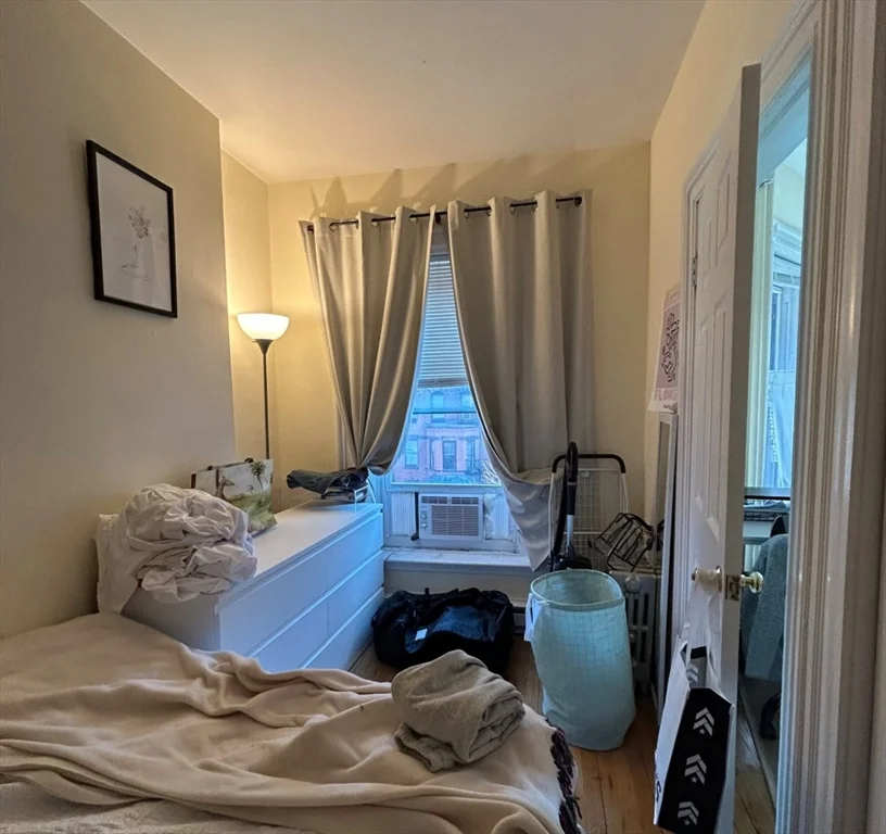 225 Newbury St, Back Bay