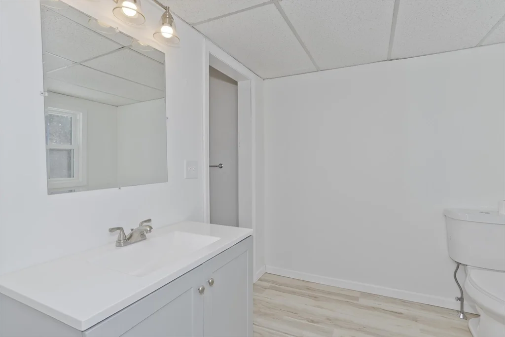 16 Knightville Dam Rd, Huntington