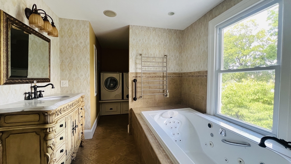 519 Main St, Waltham