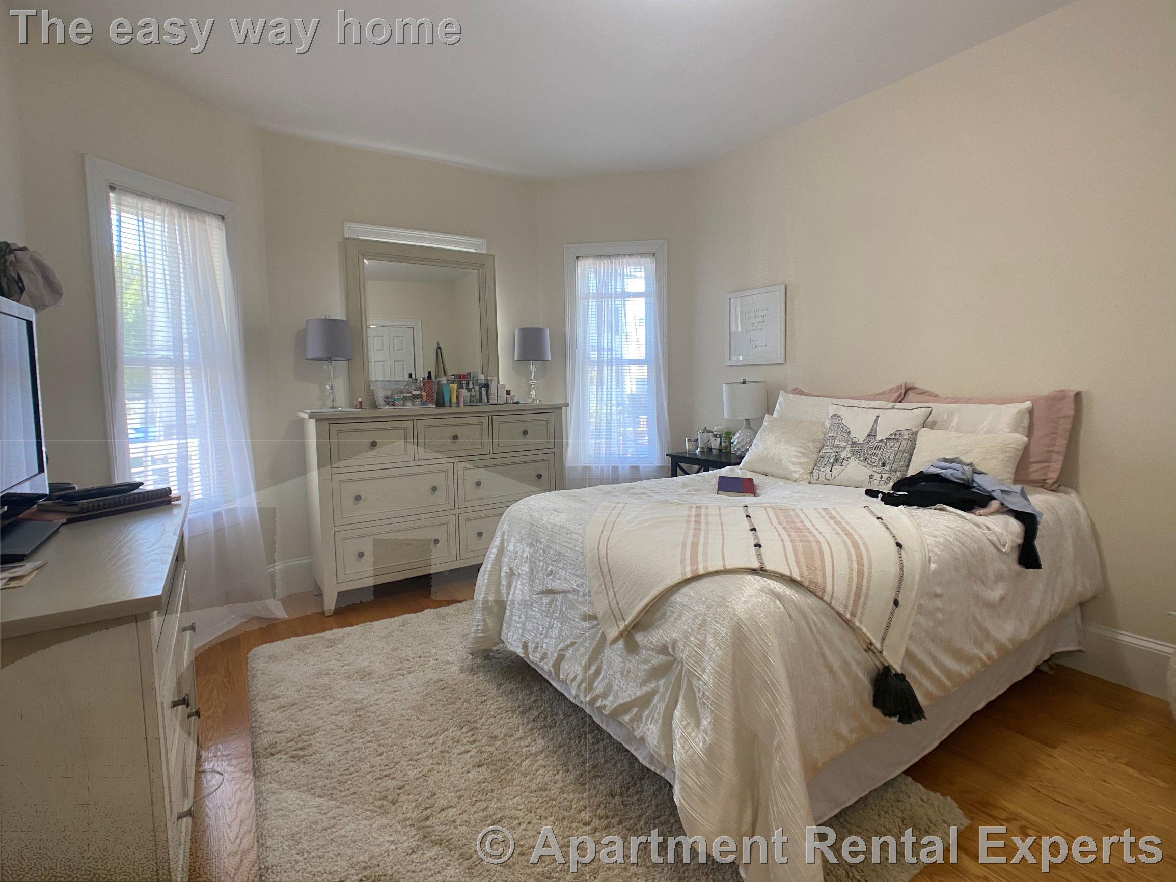 24 Willard Ave, Tufts