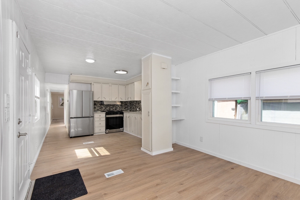 17 Jake Ln, Acushnet