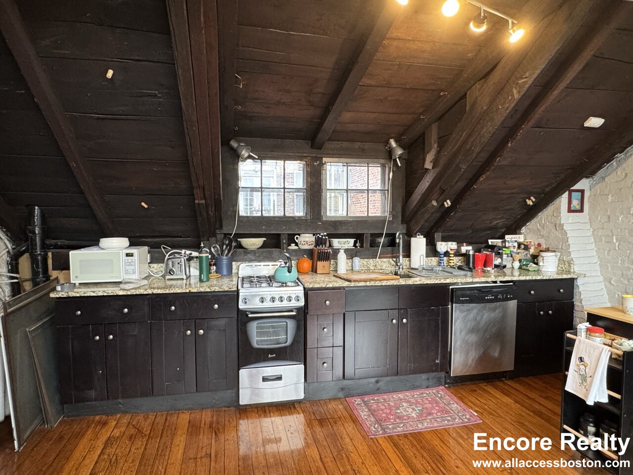 2 Champney Pl, Beacon Hill