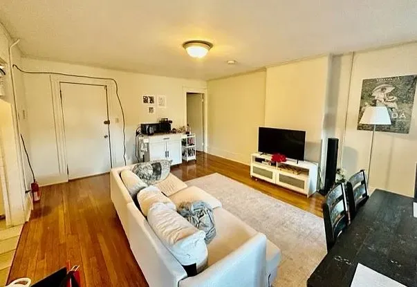 912 Beacon St, Fenway