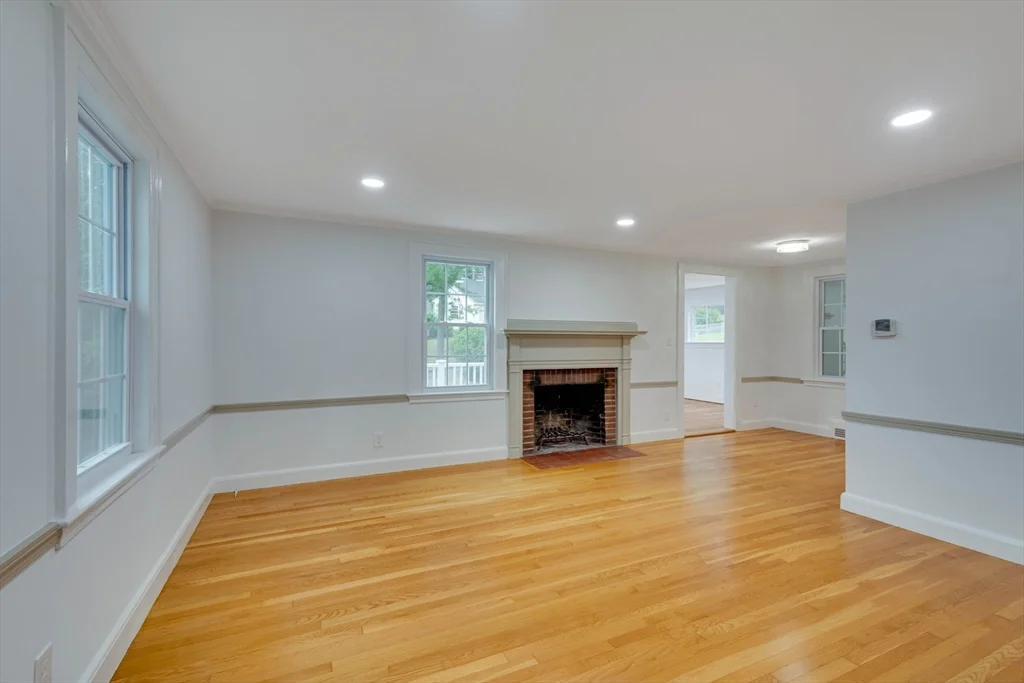 951 Main St, Lynnfield