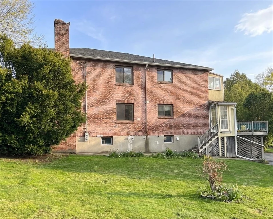 9 Reservoir Rd, Chestnut Hill
