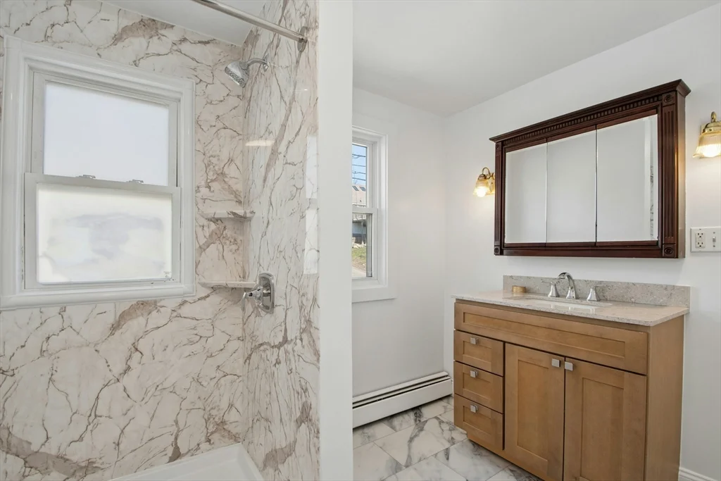 78 Grove St, Gloucester