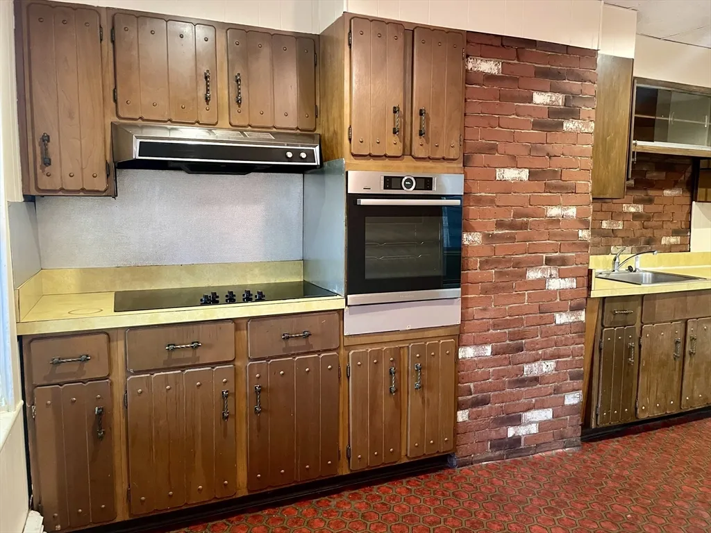 136 Saratoga St, East Boston