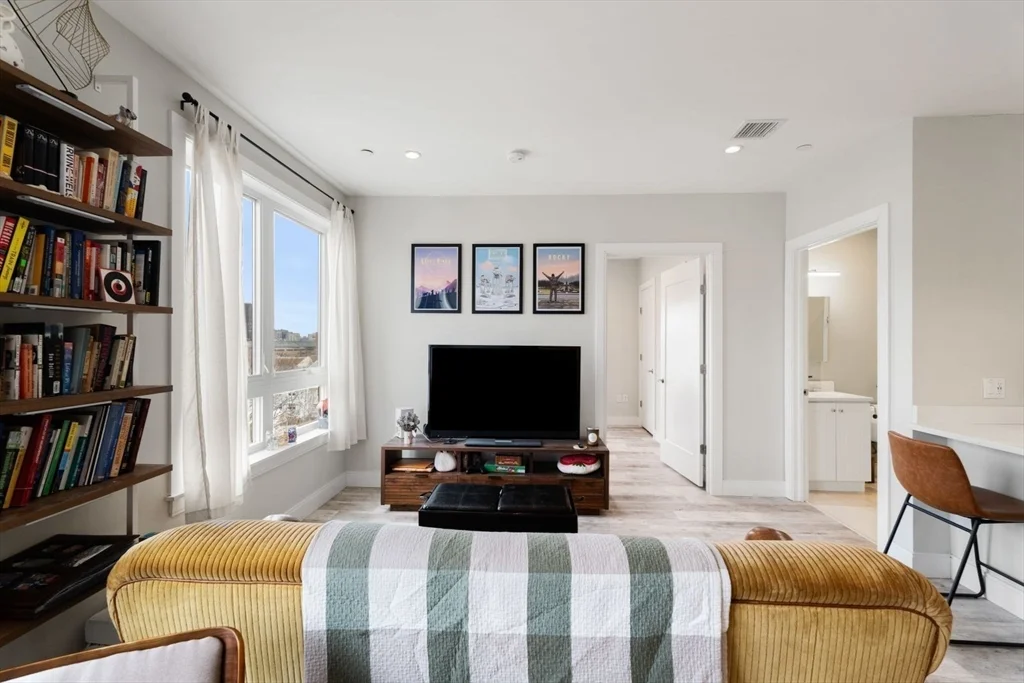 1457 Tremont St, Mission Hill