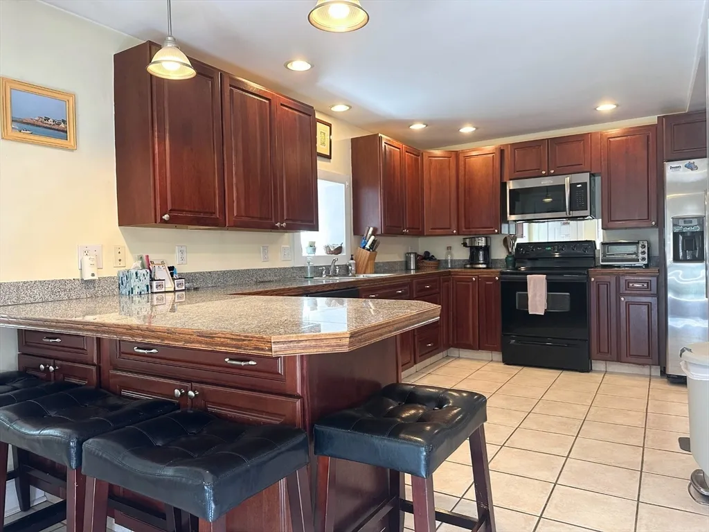 1 Pigeon Hill Ct, Rockport