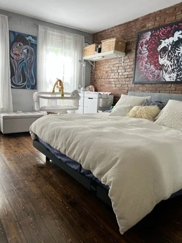 4 Centre Pl, Roxbury