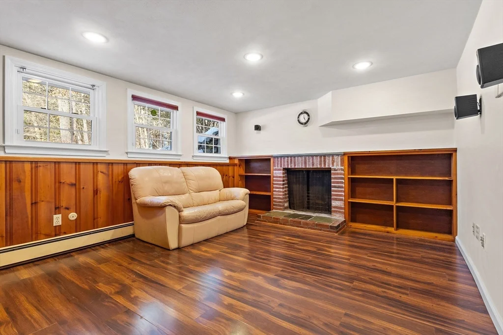 77 Colonial Rd, Sudbury