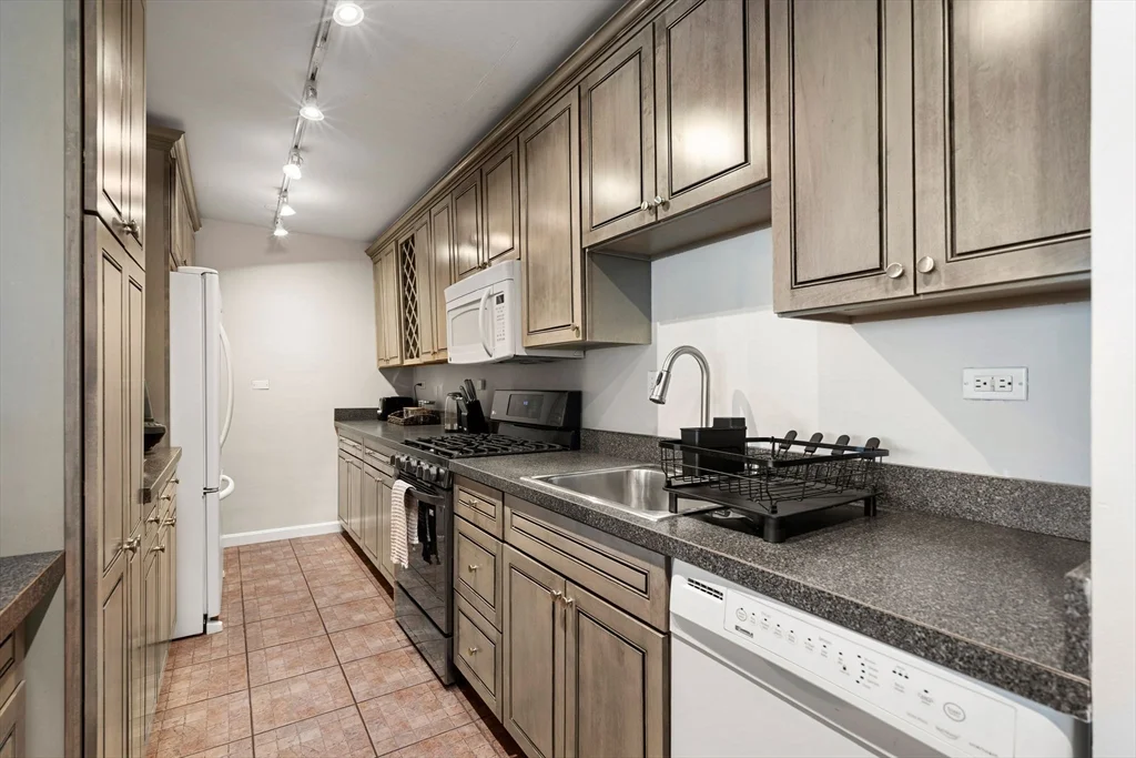 2 Hawthorne, West End