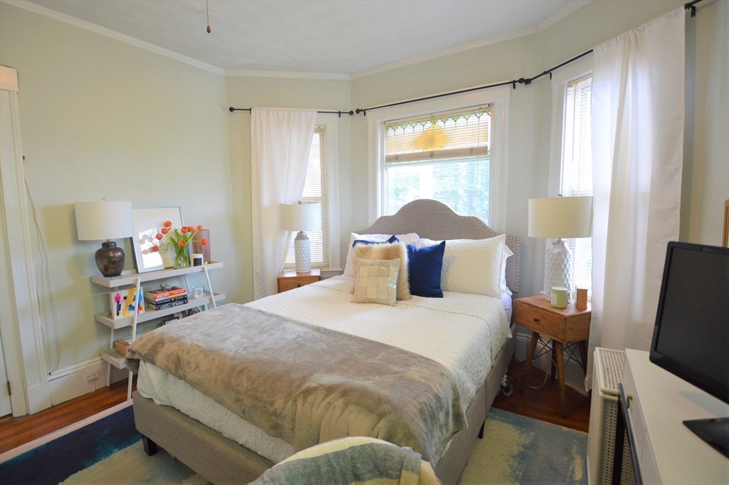 14 Breck Ave, Oak Square