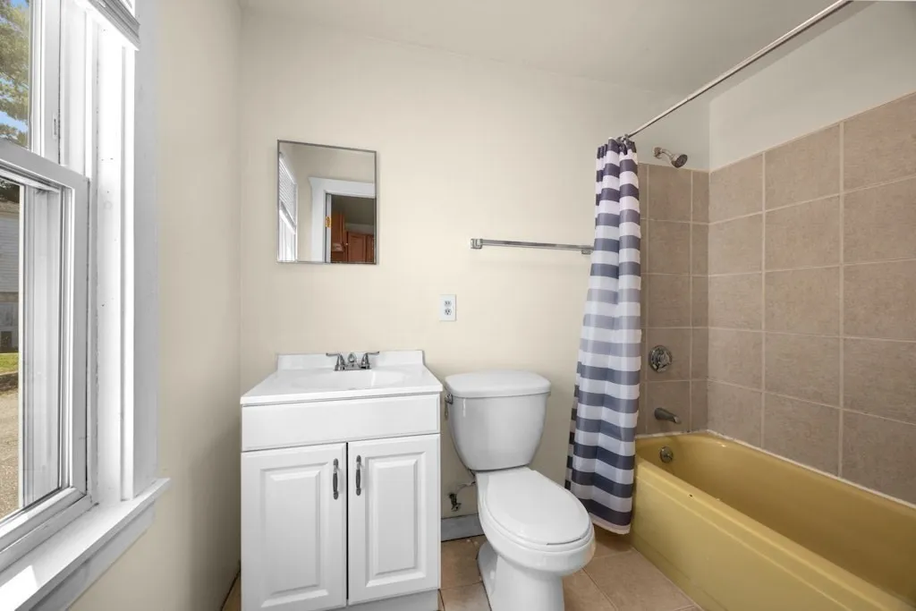 281C King, Northborough