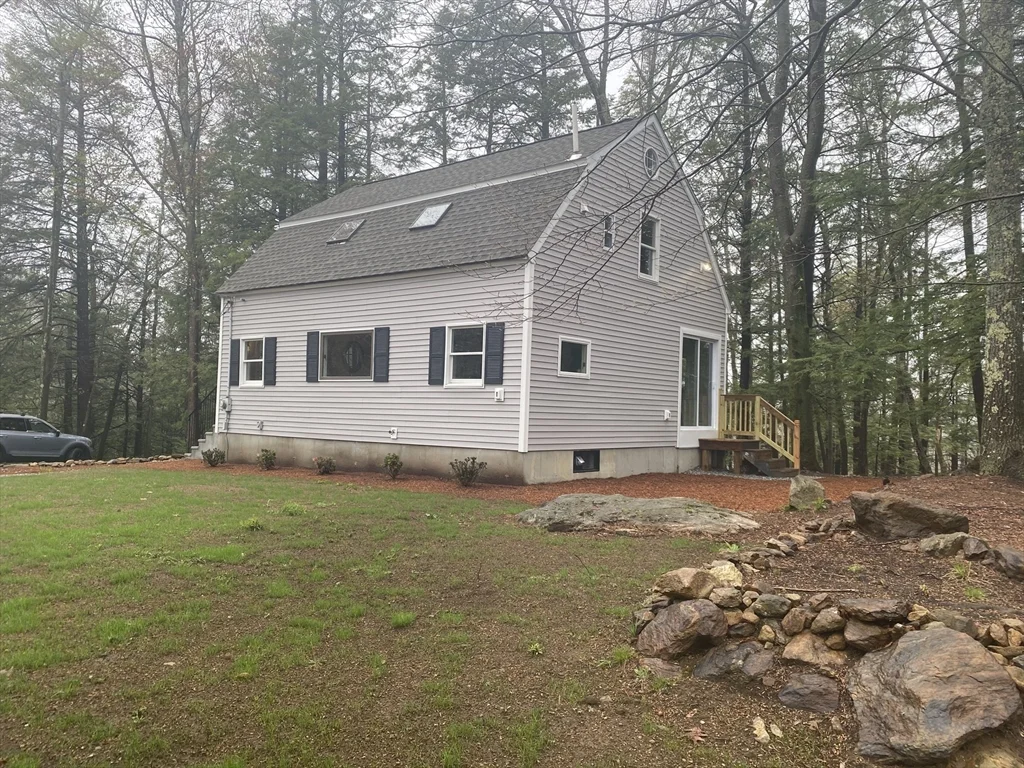 102 New Templeton Rd, Hubbardston