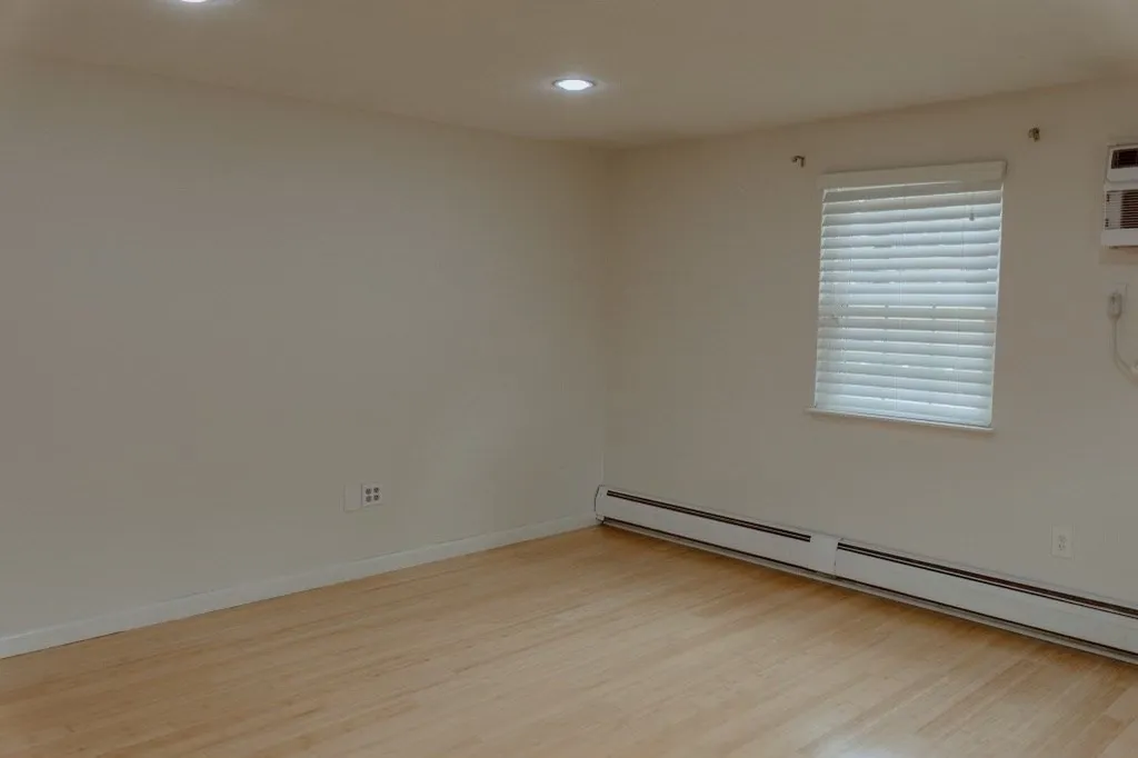 16 Williamsburg Ct, Shrewsbury