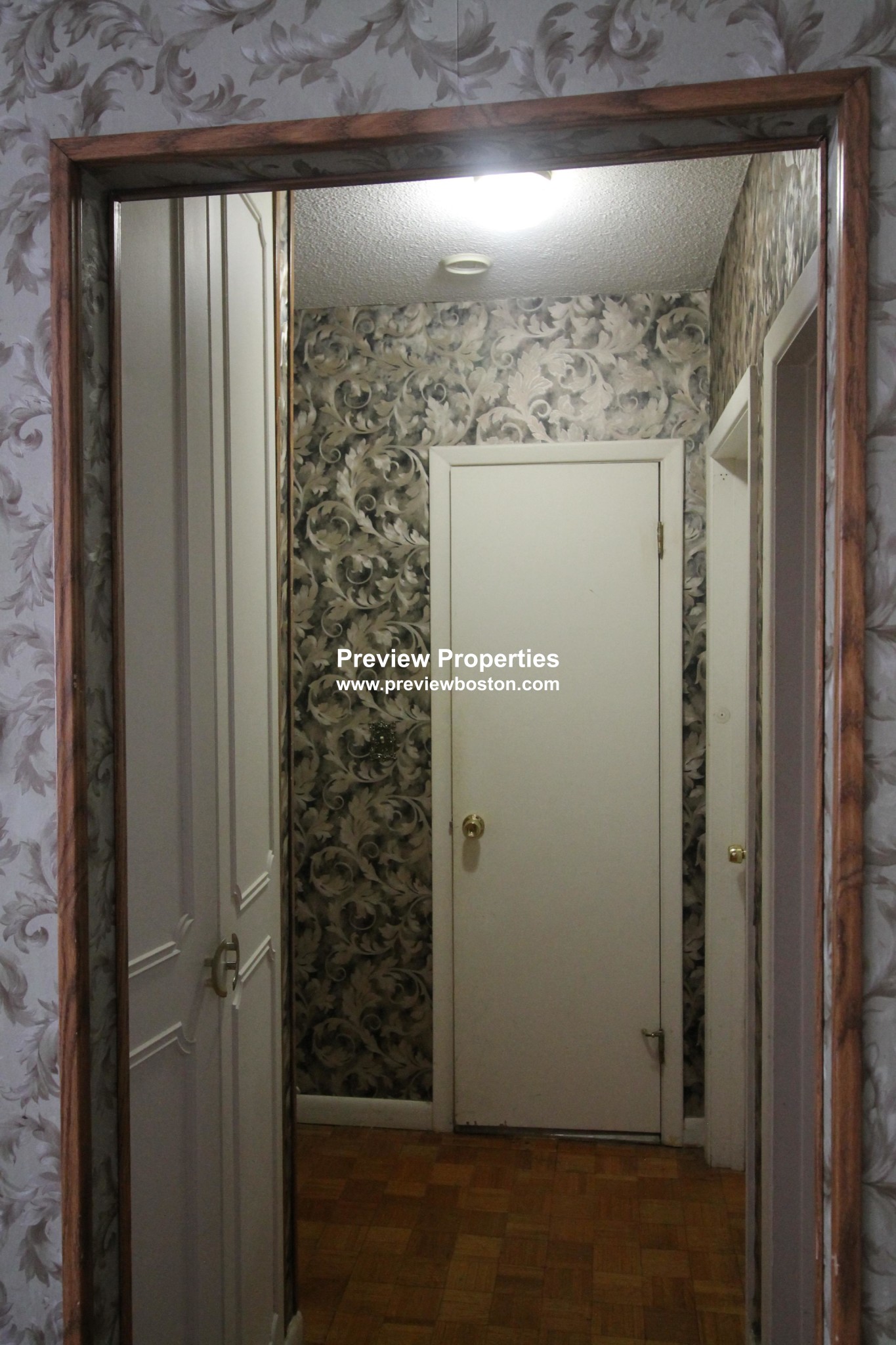 178 Lake Shore Rd, Oak Square