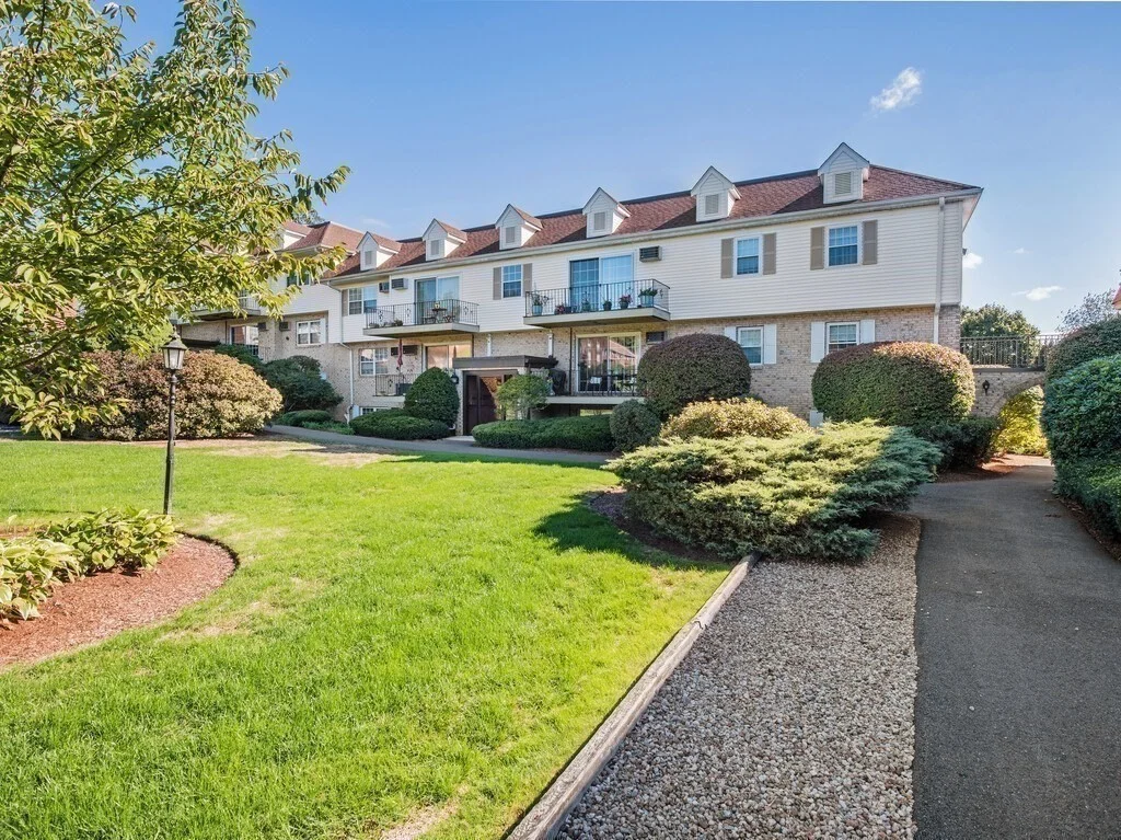 18 Williamsburg Ct, Shrewsbury