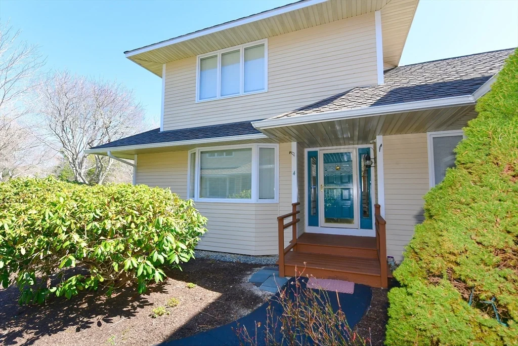 4 Bittersweet Ln, Buzzards Bay