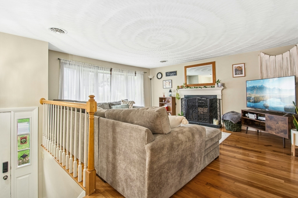 67 S Oxford Rd, Millbury