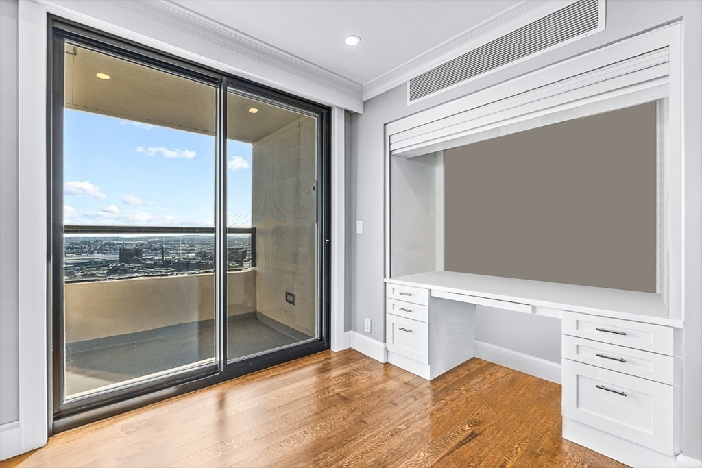 85 E India Row, Waterfront