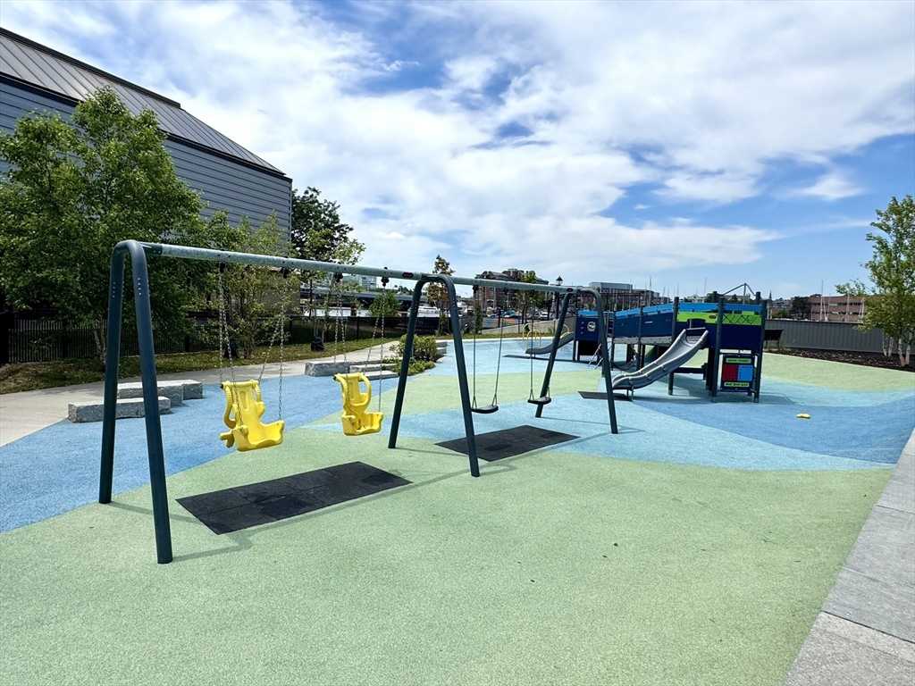 560 Commercial St, North End