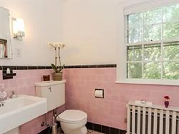 381 Vfw Pkwa, Chestnut Hill