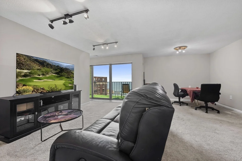 295 Lynn Shore Dr, Diamond District