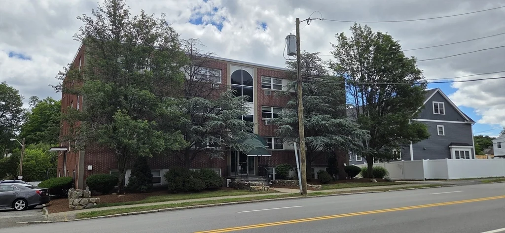 558 Main St, Stoneham