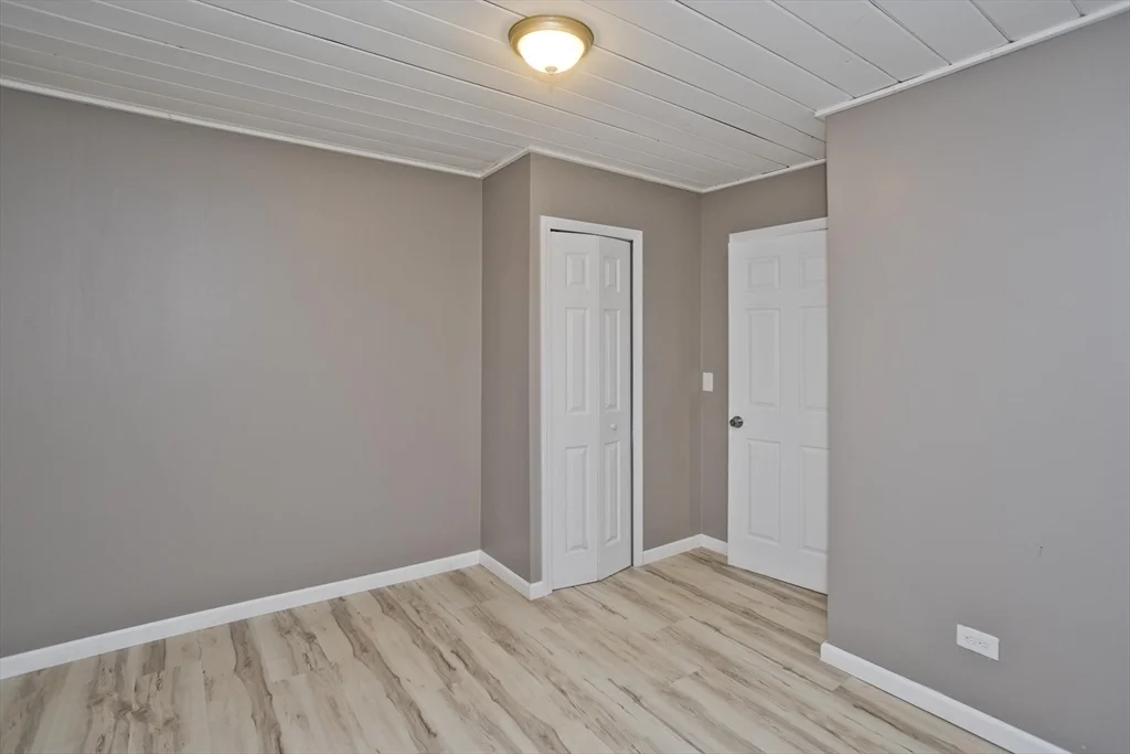 16 Knightville Dam Rd, Huntington