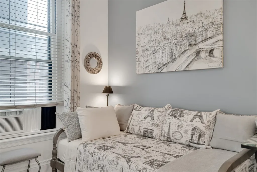 290 Commonwealth Ave, Back Bay