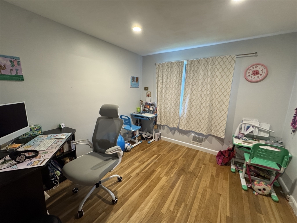 45 Dexter Rd, Newtonville