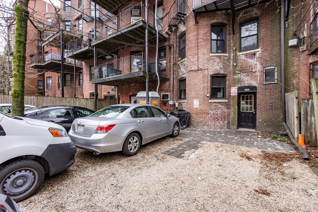 209 W Newton, Back Bay