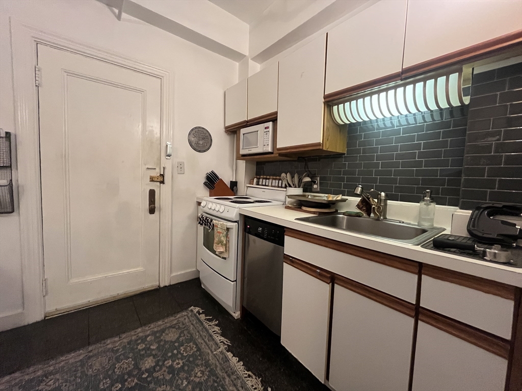 1662 Commonwealth Ave, Brighton