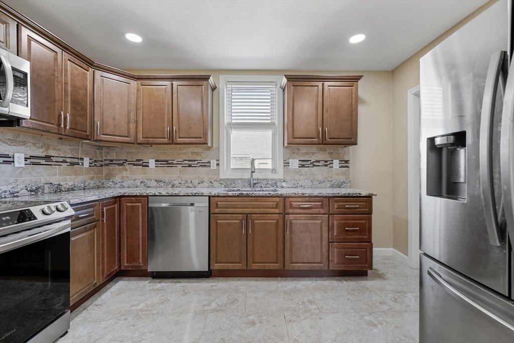 4 Champlain Rd, Salem