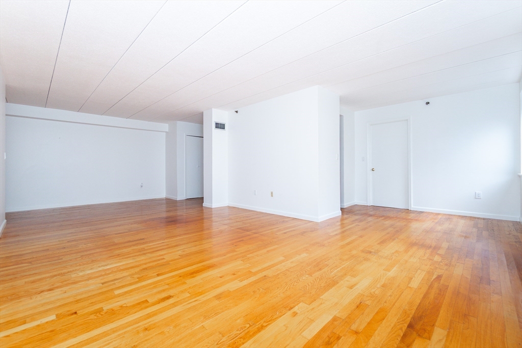 1933 Commonwealth Ave, Brighton