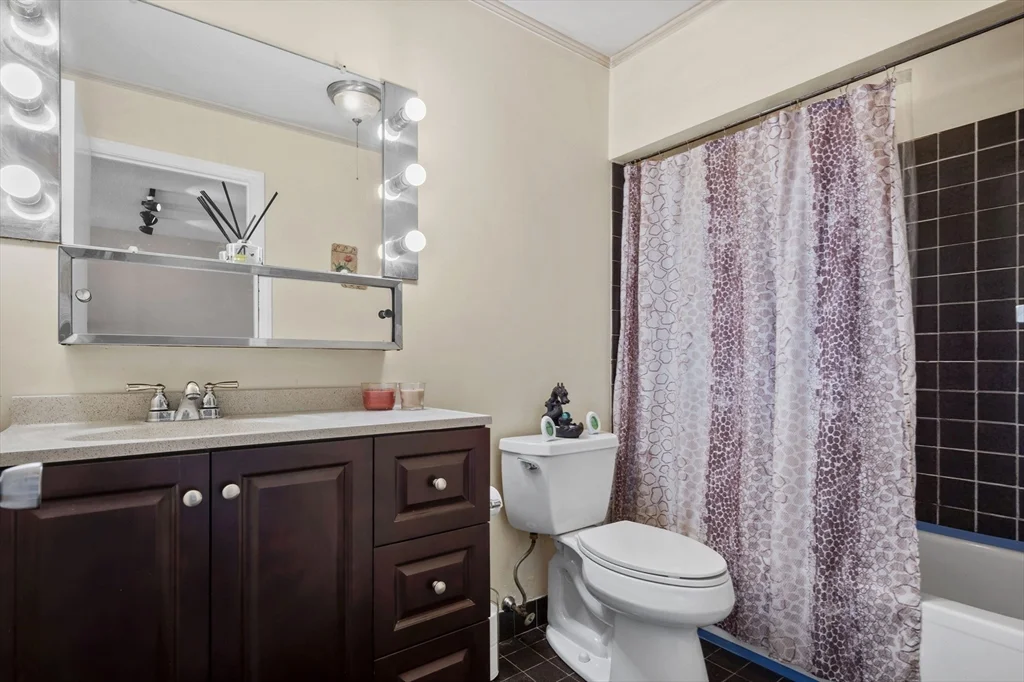 295 Lynn Shore Dr, Diamond District