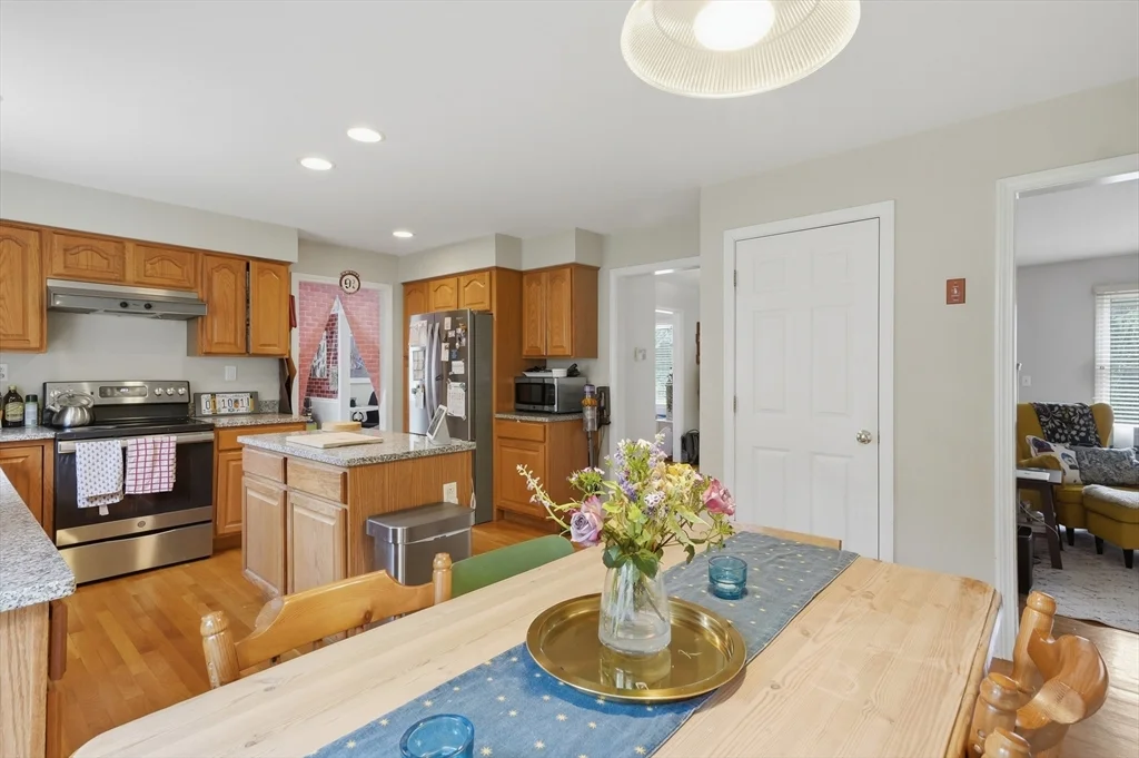 11 Roseanna Park Dr, Waltham