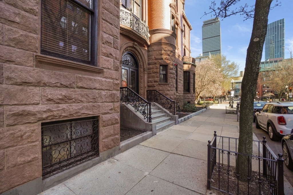 17 Gloucester St, Back Bay