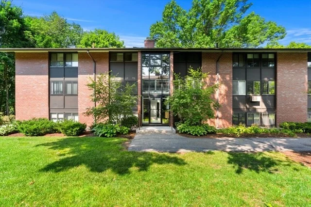 8 Longwood Dr, Andover