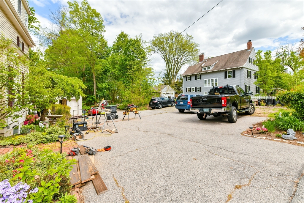 4 Spruce Rd, Precinct One/Upper Dedham