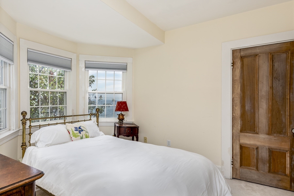 4 Spray Ave, Marblehead