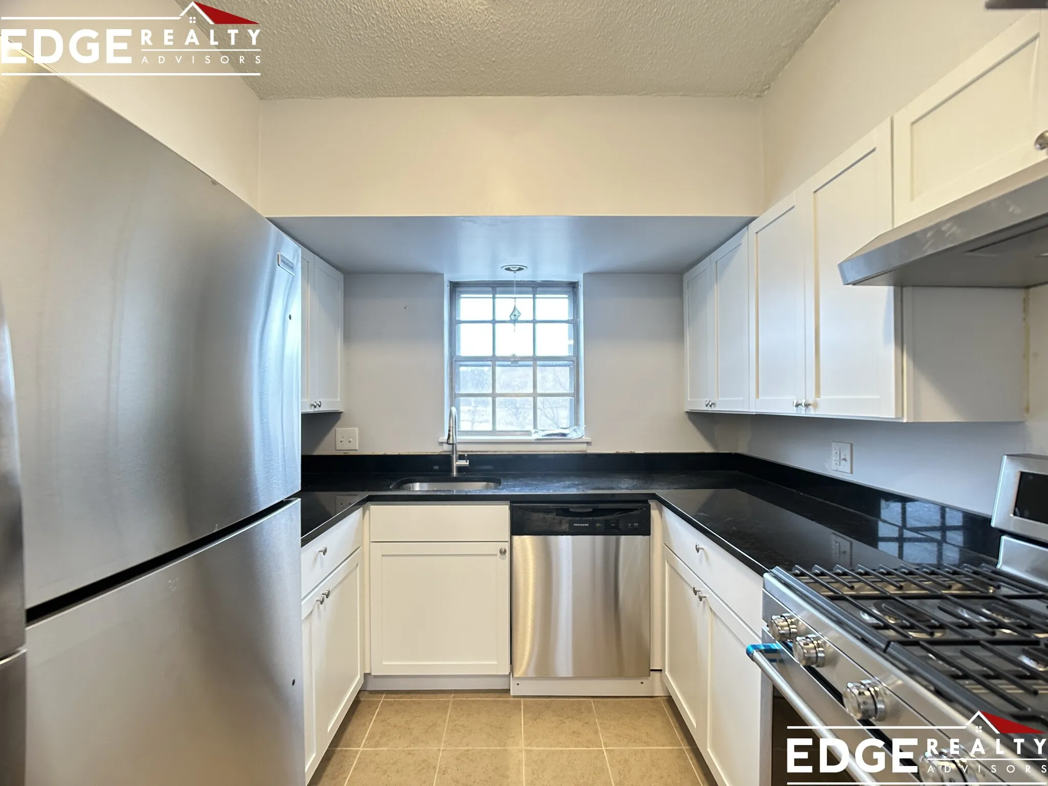 186 Lake Shore Rd, Oak Square