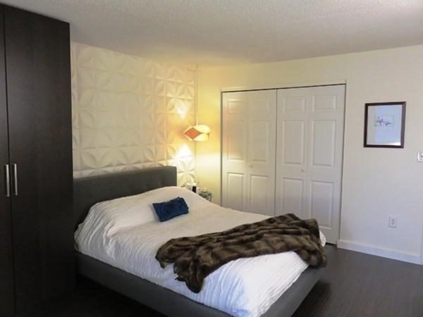 3 Summit Dr, Reading