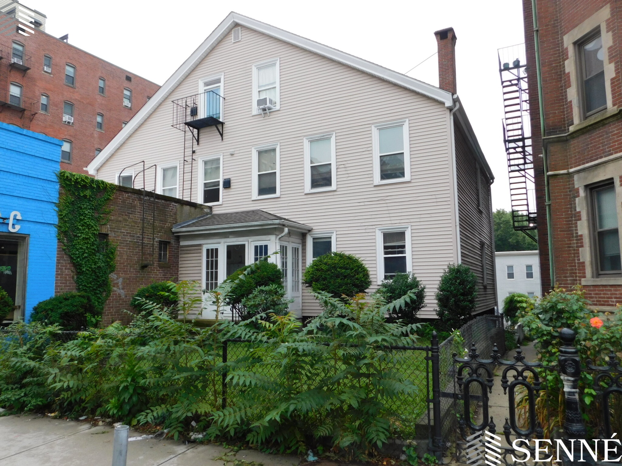 898 Massachusetts Ave, Riverside