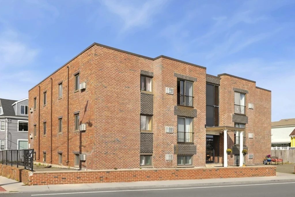 222 Winthrop Shore Dr, Winthrop