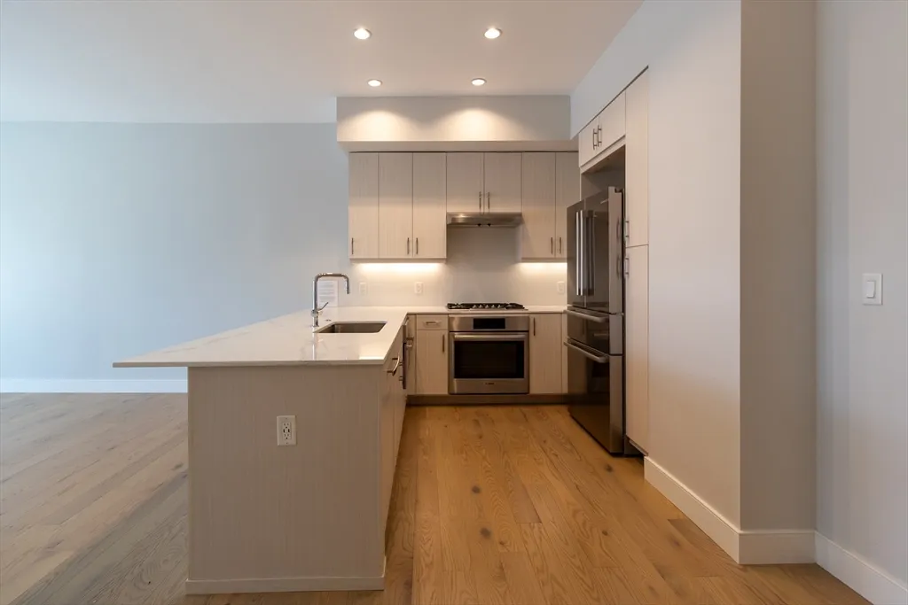 10 Shipyard Dr, Hingham