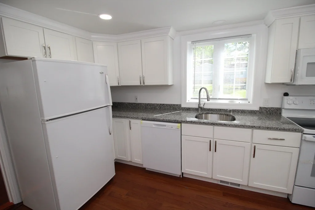 96 Walnut Ln, Attleboro