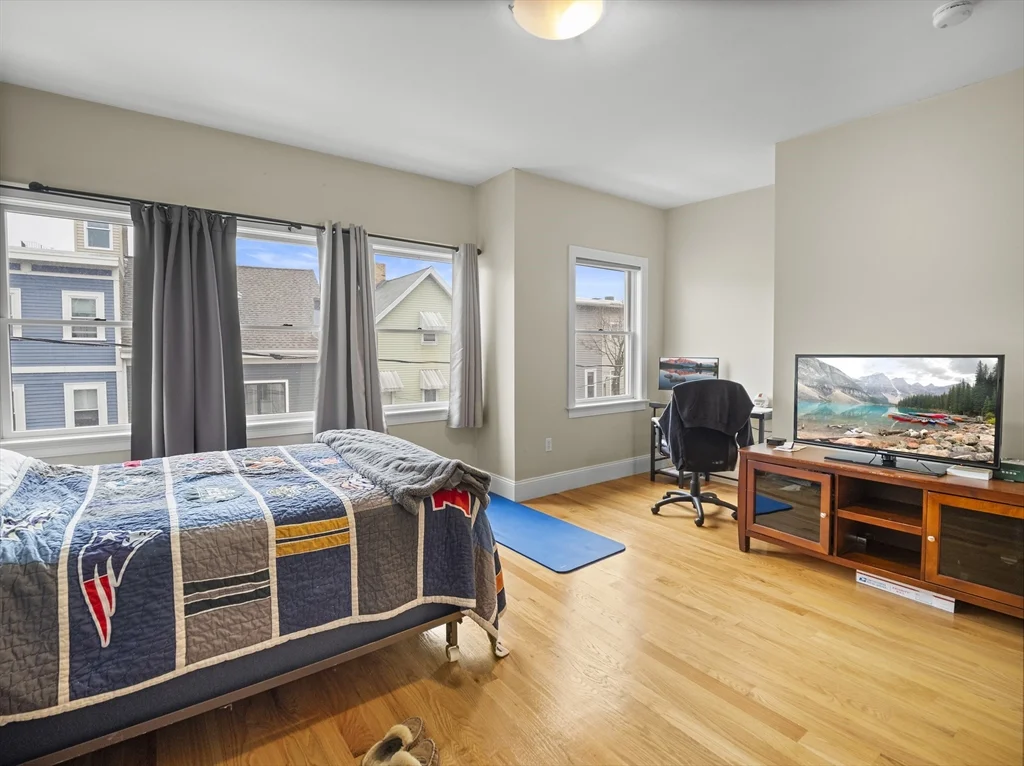 157 W 6th St, South Boston