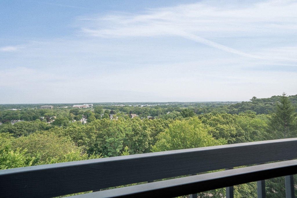 3 Summit Dr, Reading